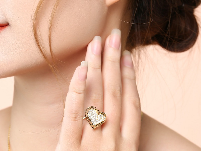 Nhẫn đính đá hình trái tim lớn nổi bật